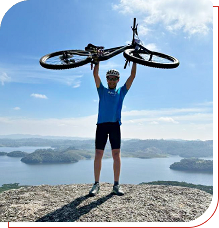 Foto ciclista em pé em uma bike