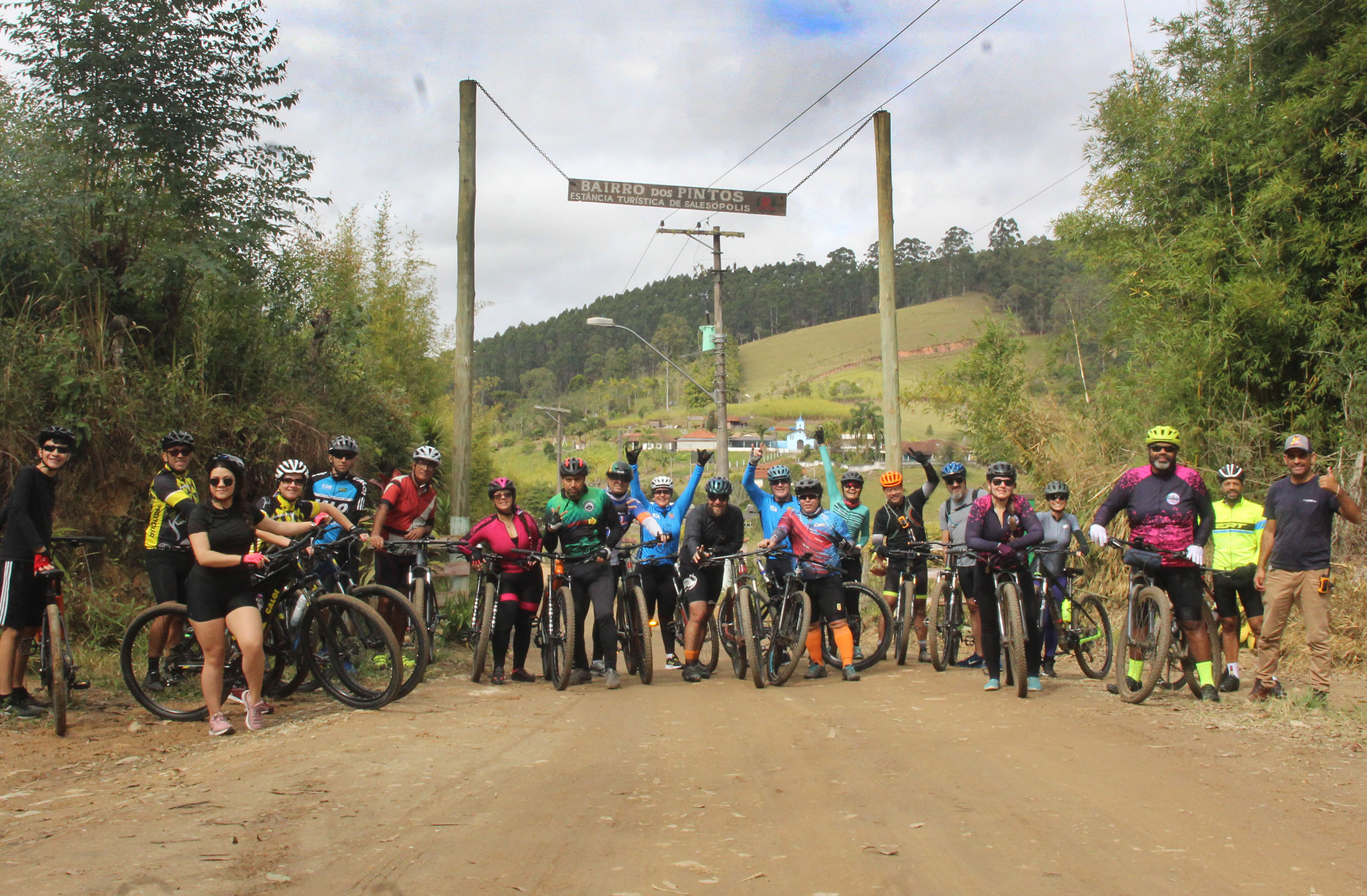 ciclistas em treino de pedal